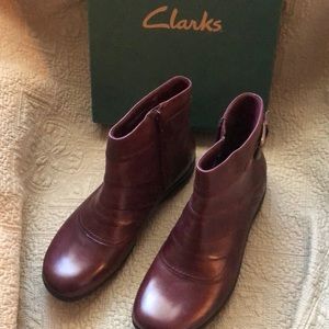 Short boots. Leather, size 9M.